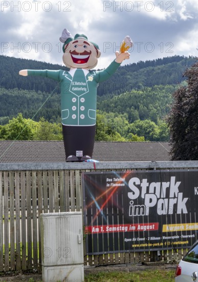 Moving advertising figure, with beer glass, for the shooting festival of the Schützenverein Saalhausen 1609 e.V. in the Sauerland, marching of the shooting companies in the village, parade of the marching band, 3-day shooting festival, for 193 years, customs in the Hochsauerland district, North Rhine-Westphalia, Germany