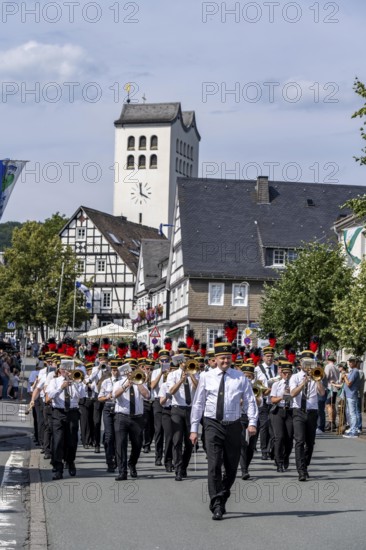 Shooting festival in Bad Fredeburg, in the Sauerland region, marching of the shooting companies in the town, parade, St. Georg shooting fraternity, 3-day shooting festival, for 193 years, marching band, customs in the Hochsauerland district, North Rhine-Westphalia, Germany