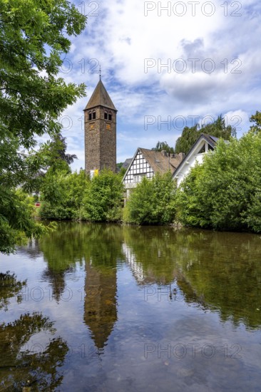 Saalhausen, Lennestadt, on the Sauerlandring cycle path, an 84 km long circular cycle path between the towns of Finnentrop, Eslohe, Schmallenberg and Lennestadt, mostly on former railway lines, river Lenne, parish church of St. Jodokus in Saalhausen, Sauerland, North Rhine-Westphalia, Germany