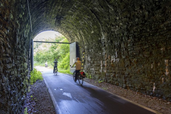 Sauerlandring cycle path, an 84 km long circular cycle path between the towns of Finnentrop, Eslohe, Schmallenberg and Lennestadt, mostly on former railway lines, Kückelheim Tunnel, 689 metres long, bat tunnel, winter quarters for bats, near Finnentrop, Sauerland, North Rhine-Westphalia, Germany