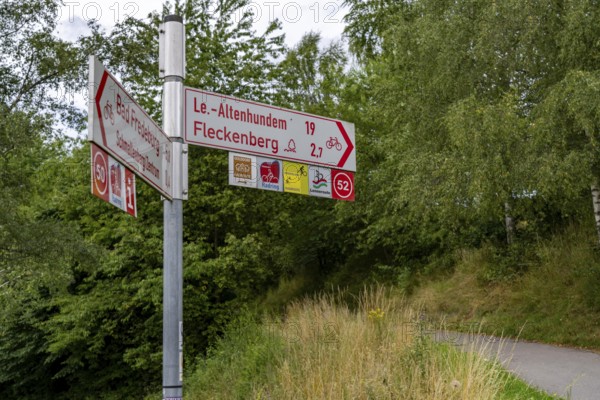 Sauerlandring cycle path, an 84 km long circular cycle path between the towns of Finnentrop, Eslohe, Schmallenberg and Lennestadt, mostly on former railway lines, signposts, Sauerland, North Rhine-Westphalia, Germany