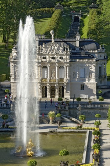 Fountain of the Flora Fountain in the basin, water basin in the palace park, facade of Linderhof Palace, Neo Rococo, UNESCO World Heritage Site, Ettal, Unterammergau, Garmisch-Partenkirchen, Upper Bavaria, Bavaria, Germany