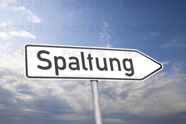 (Photomontage) Directional arrow with the inscription SPALTUNG