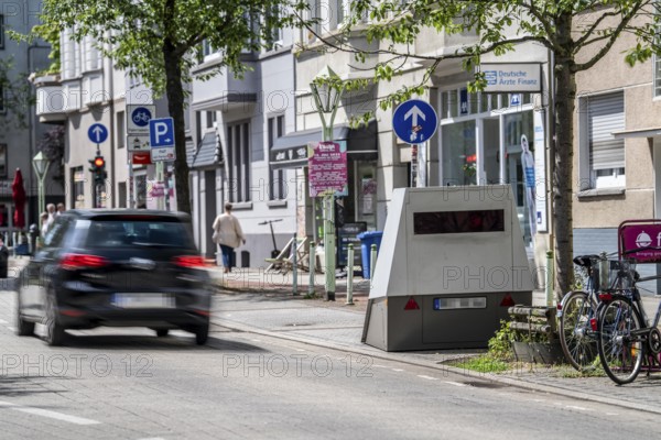 Mobile speed camera system, of the city of Essen, for speed monitoring, speed camera trailer, can be relocated at short notice, here in a 30 km/h zone, Rüttenscheider Straße, the system is set up temporarily at danger spots, Essen, North Rhine-Westphalia, Germany