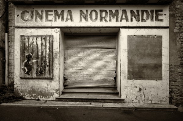 Oldest former cinema of Bayeux, derelict, Lost Place, Cinéma Normandie, old town, black and white, vintage, retro, Bayeux, Normandy, Calvados, France