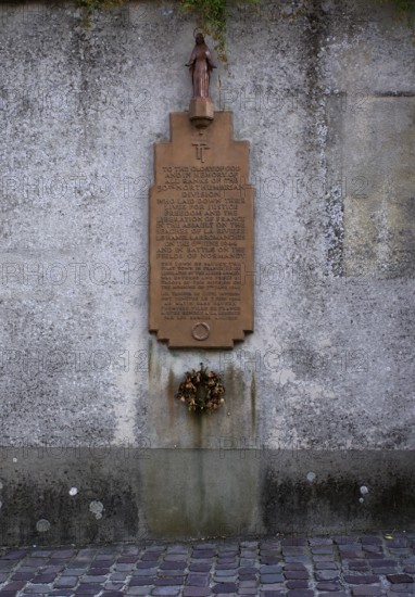 Remembrance, commemoration, memorial plaque in thanks for the liberation from the National Socialists in 1944 by the Scottish 50th Northumbrian Division, old town, Bayeux, Normandy, Calvados, France