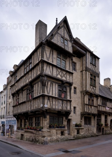 Historic half-timbered house, Maison à pans de bois de la rue des Cuisiniers, Old Town, Bayeux, Normandy, Calvados, France
