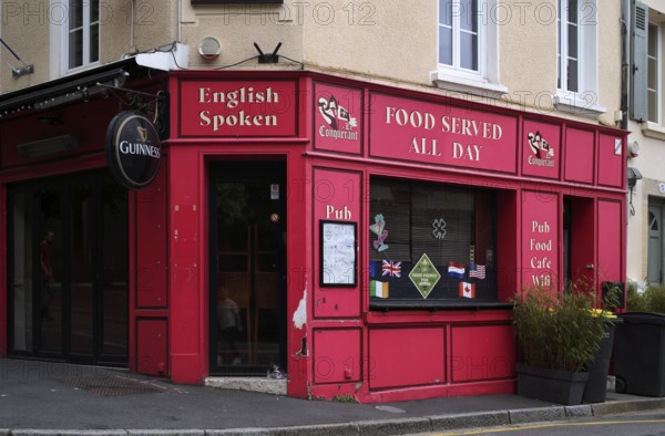 English pub, café, British pub, red, English Spoken, sign, Guinness, old town, Bayeux, Normandy, Calvados, France