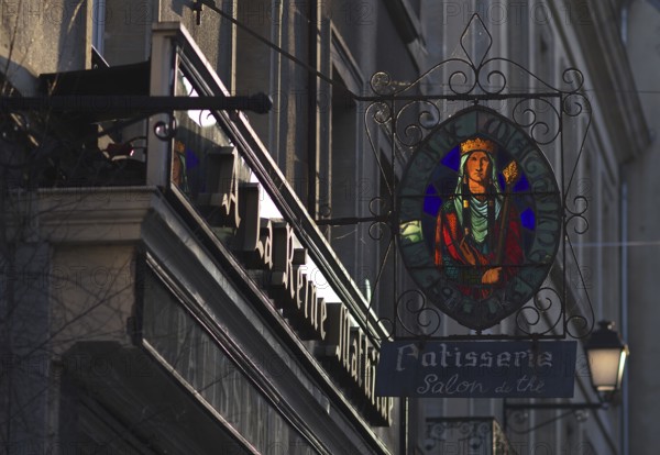 Nose Sign Café, Salon de Thé, Patisserie à La Reine Mathilde, Old Town, Bayeux, Normandy, Calvados, France