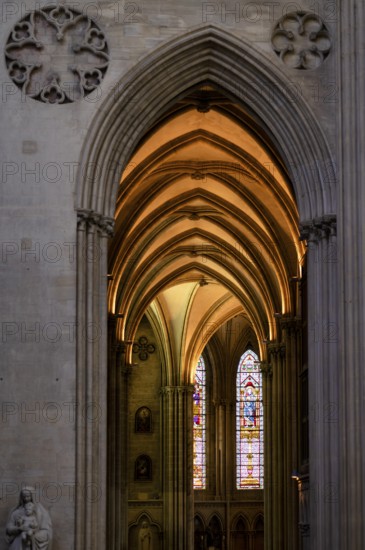 Interior view, arcades, Cathédrale Notre-Dame de Bayeux, Bayeux, Calvados, France