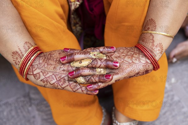 Indian woman showing hands painted with henna, Mehrangarh or Meherangarh Fort, Jodhpur, Rajasthan, India