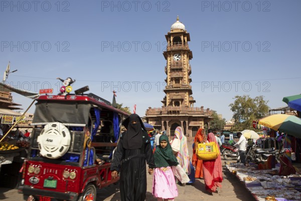 Hustle and bustle at the Sandar Market Girdikot, behind the clock tower Ghanta Ghar, old town of Jodhpur, Rajasthan, India