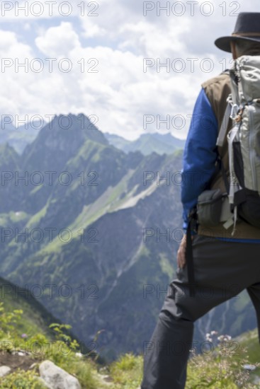 Man, 60-70 (model release available) on the Laufbacher-Eckweg with mountain panorama to Höfats, 2259m, Allgäu Alps, Allgäu, Bavaria, Germany