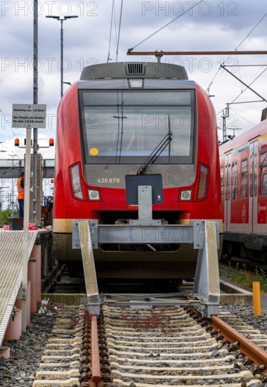 Bridge at Camberger Straße, Galluswarte, Deutsche Bahn, tracks and trains, Frankfurt am Main, Hesse, Germany