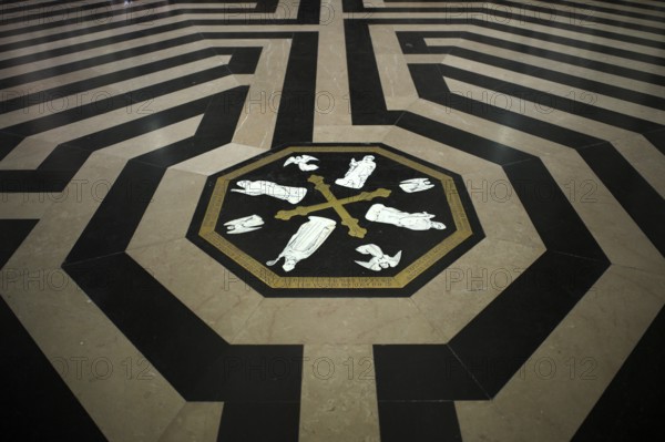 Interior view, floor labyrinth, commemorative plaque in honour of the builders and master builders of the cathedral, Cathédrale Notre-Dame d'Amiens, Amiens, Somme, France
