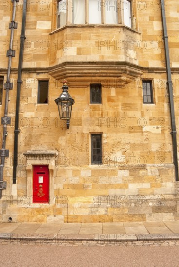 Royal Mail letterbox in the wall of Windsor Castle, also known as Windsor Castle, is located in the English town of Windsor in the south of England in the county of Berkshire. It is the largest continuously inhabited castle in the world. The origins of Windsor Castle date back to the time of William the Conqueror. The castle and the entire Windsor estate are owned by the British Crown. England, GB