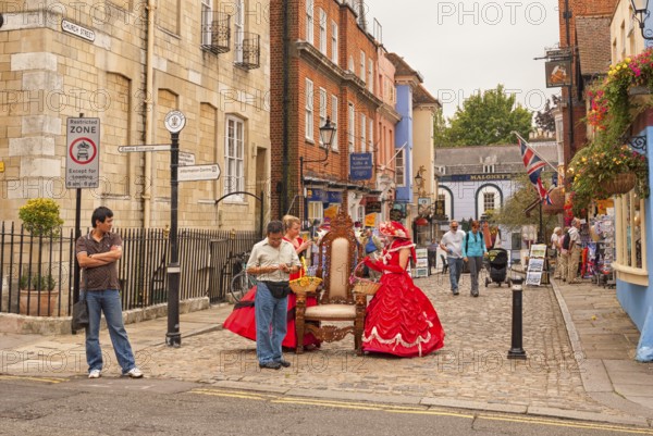 Street scene at Windsor Castle, also known as Windsor Castle, is located in the English town of Windsor in the south of England in the county of Berkshire. It is the largest continuously inhabited castle in the world. The origins of Windsor Castle date back to the time of William the Conqueror. The castle and the entire Windsor estate are owned by the British Crown. England, GB
