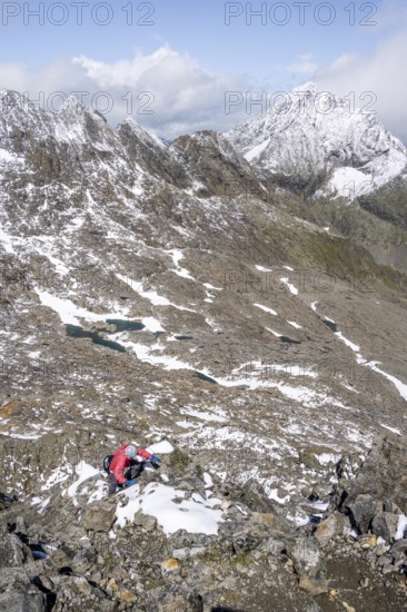 Mountaineers in a rocky mountain landscape, ascent to the Keeskopf from the Niedere Gradenscharte, behind the summit of the Kleiner Hornkopf, Schober group, Hohe Tauern National Park, Carinthia, Austria