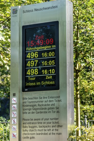 Automatic display board, guided tours for tourists, mass tourism, Neuschwanstein Castle, fairytale castle of King Ludwig II, UNESCO World Heritage Site, Schwangau, Königswinkel, Allgäu, Swabia, Bavaria, Germany