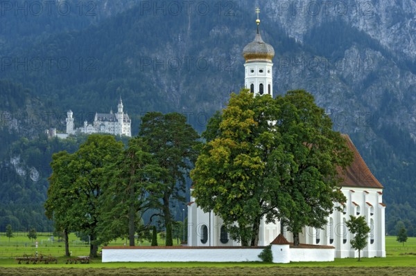 Pilgrimage church of St Coloman, Baroque, Neuschwanstein Castle by King Ludwig II, fairytale castle in the Neo-Romanesque style, UNESCO World Heritage Site, Schwangau, Füssen, Allgäu, Swabia, Bavaria, Germany