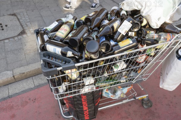Shopping trolley overflowing with empty beer bottles on the mountain, Erlanger Bergkirchweih, traditional twelve-day folk festival, Erlangen, Middle Franconia, Bavaria, Germany