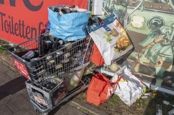 Shopping trolleys and carrier bags overflowing with empty beer bottles on the mountain, Erlanger Bergkirchweih, traditional twelve-day folk festival, Erlangen, Middle Franconia, Bavaria, Germany