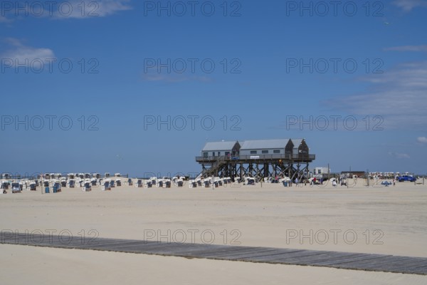 New pile dwellings on the beach with beach attendant and toilets, beach chairs, wooden jetty, Sankt Peter Ording, Eiderstedt, North Frisia, North Sea, Schleswig-Holstein, Germany
