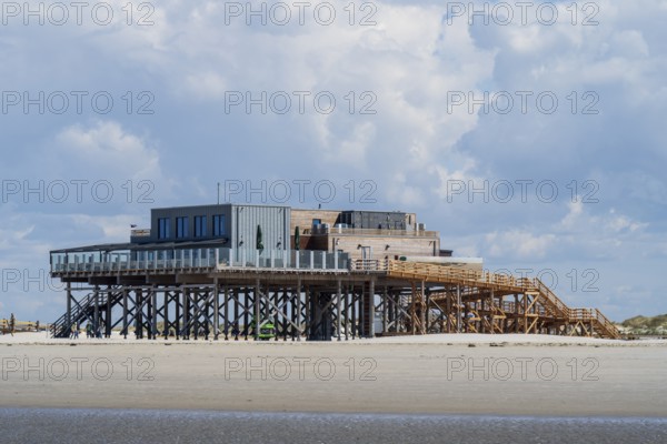 New pile dwelling on the beach, low tide, cloudy, Sankt Peter Ording, Eiderstedt, North Frisia, North Sea, Schleswig-Holstein, Germany