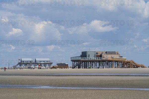 Pile dwellings on the beach, low tide, cloudy, Sankt Peter Ording, Eiderstedt, North Frisia, North Sea, Schleswig-Holstein, Germany