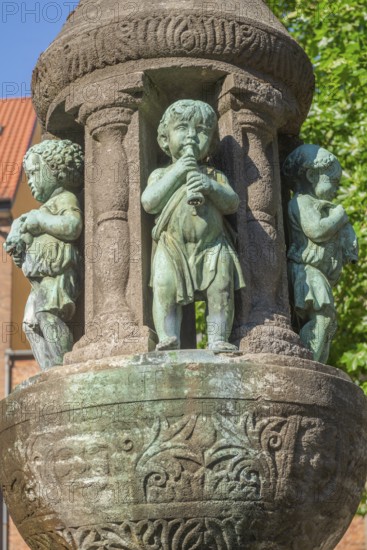 Tower wind fountain at St Peter's Cathedral, three musicians on the fountain column playing historical wind instruments, bronze sculpture from 1899 by sculptor Max Dennert, Old Town, Hanseatic City of Bremen, Germany