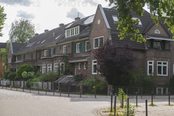 Living in the Weidedamm district, Am Weidedamm, brick architecture, bay window, front garden with trees and plants, steps to the entrance, fence, street, Hanseatic City of Bremen, Germany