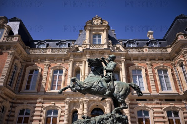 Statue, equestrian statue Le Piquer, The Hunter, in front of the Wine Museum, Musée du vin de Champagne et d'Archéologie régionale, formerly Château Perrier, Avenue de Champagne, Épernay, Champagne, Marne, France