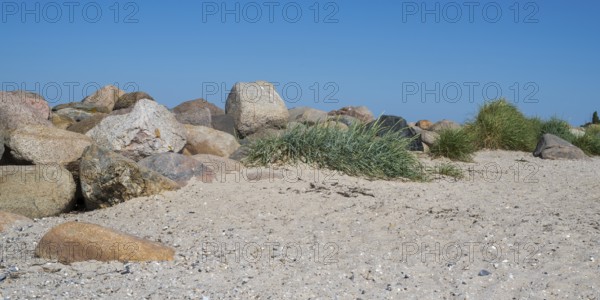 Large stones as a boundary on the sandy beach, Laboe, Baltic resort, Fjord, Baltic Sea, North Frisia, Schleswig-Holstein, Germany