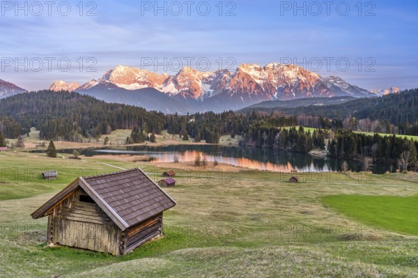 Alpenglow at Geroldsee, lake, hut, mountains, Karwendel Mountains, Geroldsee, Krün, Upper Bavaria, Bavaria, Germany