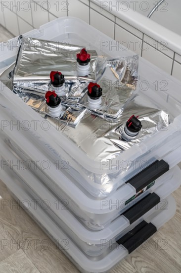 10 litre water bag, for storing drinking water at home, as an emergency reserve in the event of a blackout or similar, lightweight, foldable, reusable bag made of multi-layer film, with tap, for long-term storage of up to one year, recommended 3 litres of drinking water per person, for 10 days of storage