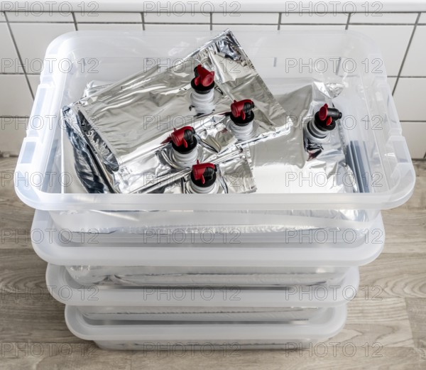 10 litre water bag, for storing drinking water at home, as an emergency reserve in the event of a blackout or similar, lightweight, foldable, reusable bag made of multi-layer film, with tap, for long-term storage of up to one year, recommended 3 litres of drinking water per person, for 10 days of storage