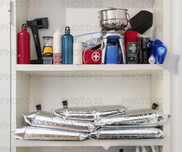 Emergency preparedness, food storage in a private household, shelf, pantry, with long-life food, 10 litre water bag, for storing drinking water at home, as an emergency reserve in the event of a blackout or similar, lightweight, foldable, reusable bag made of multi-layer film, with tapping device, for long-term storage of up to one year, recommended 3 litres of drinking water per person, for 10 days of storage