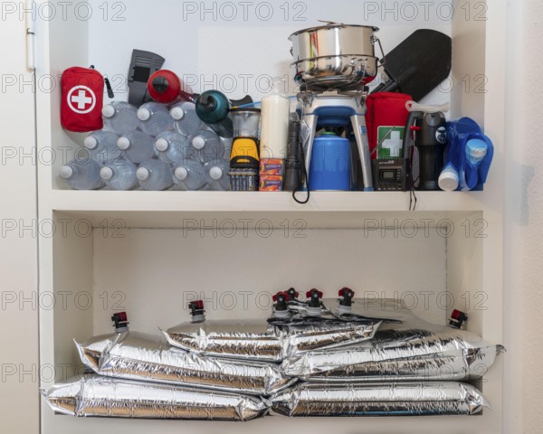 Emergency preparedness, food storage in a private household, shelf, pantry, with long-life food, bottled mineral water and 10 litre water bag, for storing drinking water at home, as an emergency reserve in the event of a blackout or similar, lightweight, foldable, reusable bag made of multi-layer film, with tapping device, for long-term storage of up to one year, recommended 3 litres of drinking water per person, for 10 days of storage