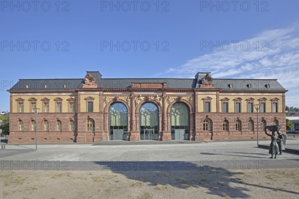 Old Post Office built in 1893 and sculpture of a woman wearing shoes, monument to the former shoe industry, Neo-Renaissance, Joseph-Krekeler-Platz, Pirmasens, Rhineland-Palatinate, Germany