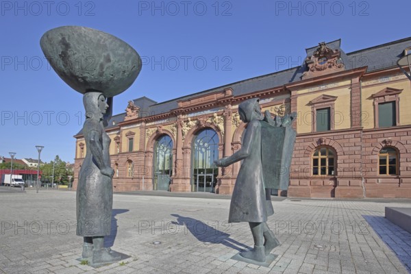 Old Post Office built in 1893 Neo-Renaissance and sculpture Shoe Carrier by Martin Schöneich 2015, monument to woman during the development of the former shoe industry, shoe production, bronze sculpture, modern art, shoe, female figure, carrying a large basket on her head, symbol, shoemaker, carrier, presentation, show, building, Joseph-Krekeler-Platz, Old Post Office, Shoe Carrier, Pirmasens, Rhineland-Palatinate, Germany