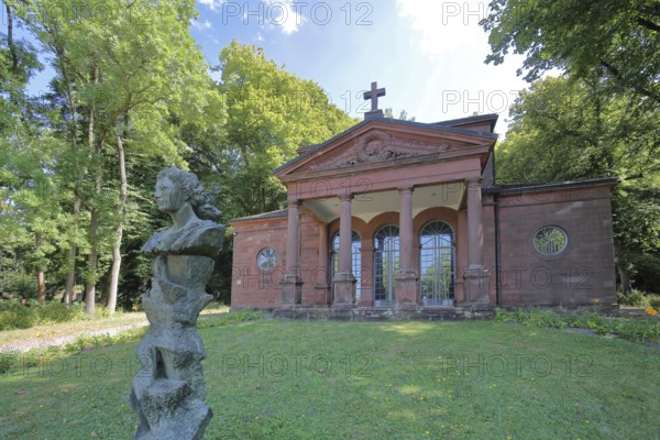 Caroline Hall built in 1763 with monument to Landgravine Karoline Henriette, wife of Landgrave Ludwig IX of Hesse-Darmstadt, Caroline, sculpture, bust, stele, Old Cemetery, Pirmasens, Rhineland-Palatinate, Germany