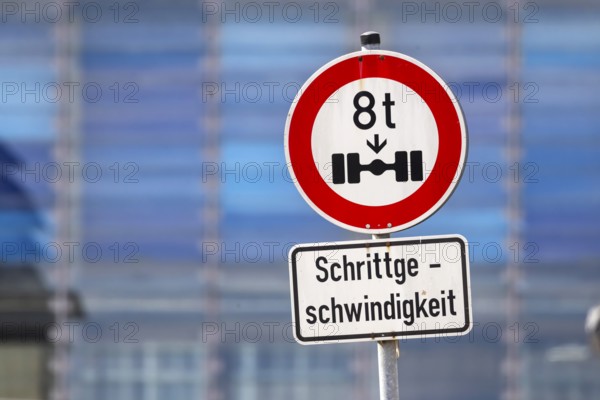 Traffic sign 263, actual axle load of eight tonnes. Walking speed. Karlsruhe, Baden-Württemberg, Germany