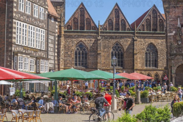 Nave of Our Lady's Church, pointed gable, historic building with bay windows, numerous tourists, market square with greenery, Old Town, Hanseatic City of Bremen, Germany