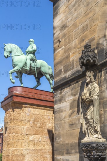 Founder and Chancellor of the German Reich Bismarck, monument next to St Peter's Cathedral, bronze equestrian monument, sculptor Adolf von Hildebrand, cathedral figure, Old Town, Hanseatic City of Bremen, Germany
