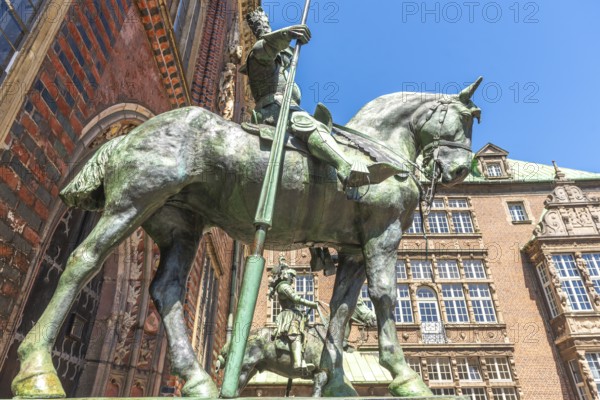 Heralds, equestrian statues at the east portal of the Old Town Hall, armoured rider with lance and helmet made of sheet copper, sculptor Rudolf Maison, in the background New Town Hall, Old Town, Hanseatic City of Bremen, Germany