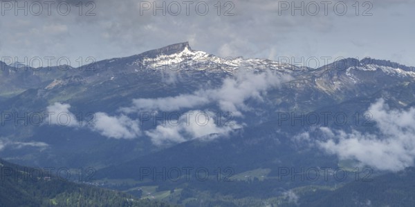 Mountain panorama from Zeigersattel to Hoher Ifen, 2230m, Kleinwalsertal, Vorarlberg, Allgäu Alps, Austria