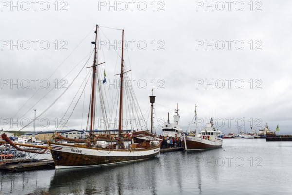 Boats in the harbour, fishing village at Skjalfandi Bay, rain clouds, Husavik, Húsavík, North Iceland, Iceland
