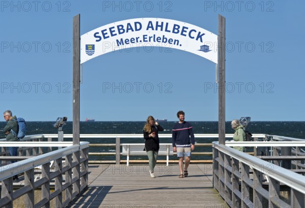 Seaside resort Ahlbeck, Meer.Erleben, Welcome sign at the pier in Ahlbeck, Usedom Island, Mecklenburg-Western Pomerania, Germany
