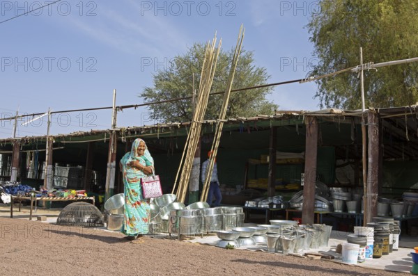 Indian woman at a market stall in the Thar Desert or Great Indian Desert, near Jaisalmer, Rajasthan, India