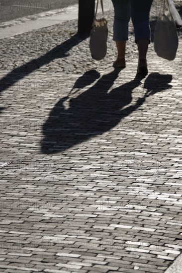 Passers-by with bags, shopping, silhouette, June, Germany